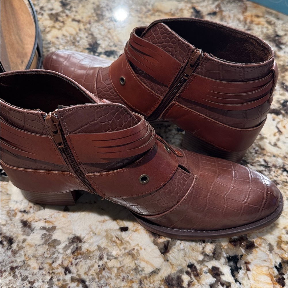 Pierre Dumas Embossed Leather Ankle Boots with Buckle BNWT and box - Picture 4 of 6